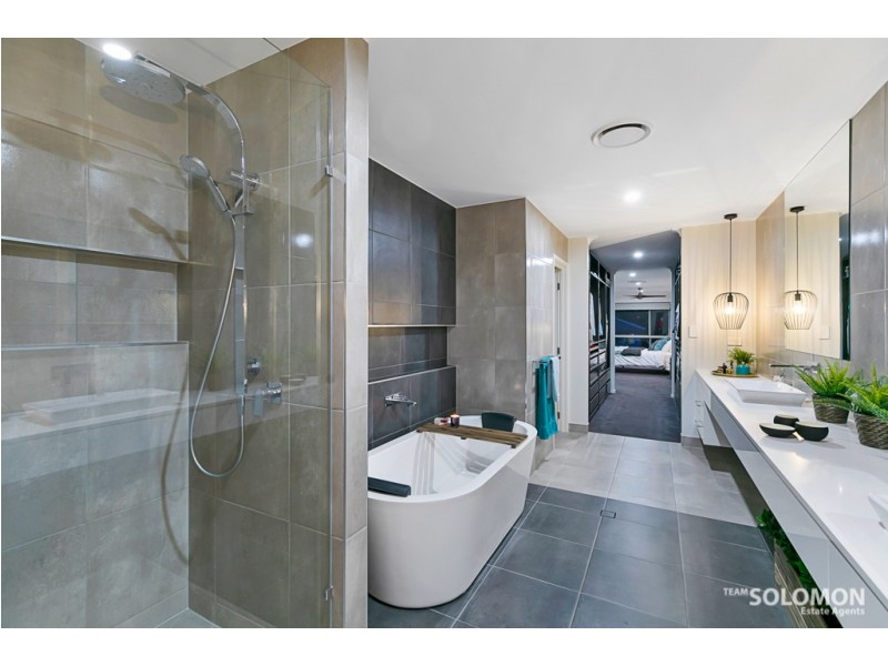 4 Paige Crescent, Wakerley QLD 4154