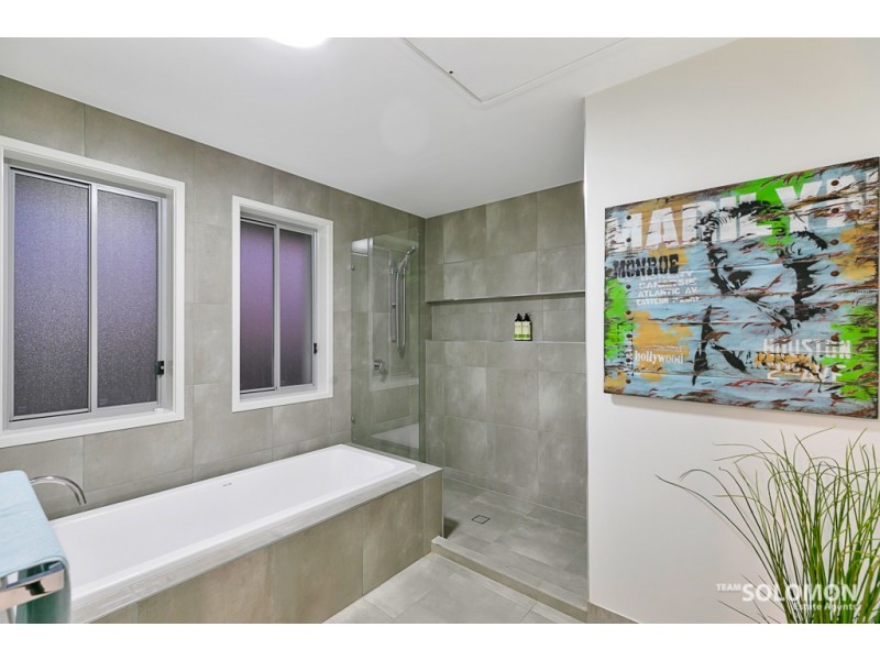 4 Paige Crescent, Wakerley QLD 4154
