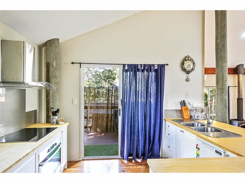 9 Innes Street, Coochiemudlo Island QLD 4184