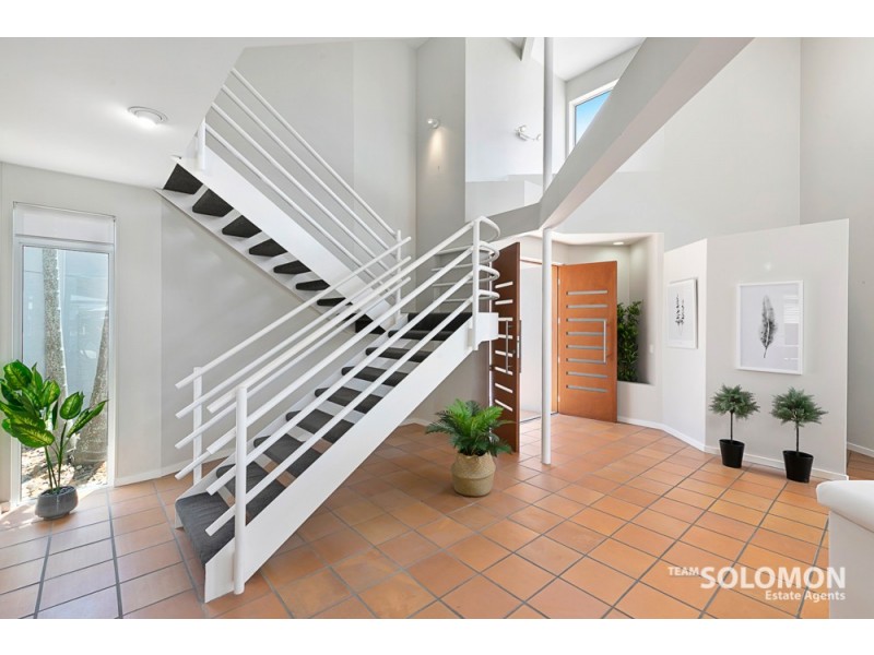 8 Captains Court, Raby Bay QLD 4163
