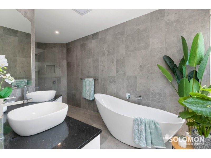 8 Captains Court, Raby Bay QLD 4163