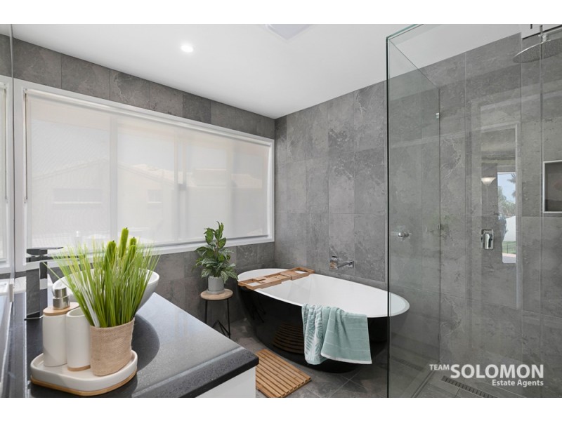 8 Captains Court, Raby Bay QLD 4163