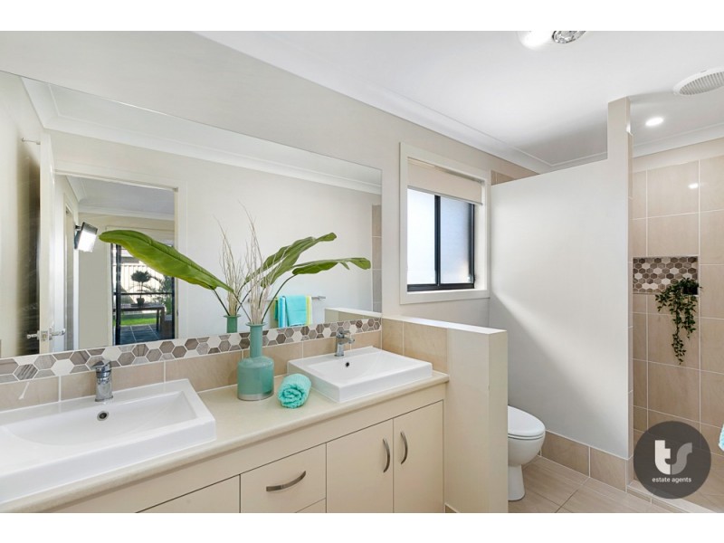 1 Isla Avenue, Redland Bay QLD 4165