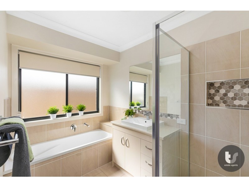 1 Isla Avenue, Redland Bay QLD 4165