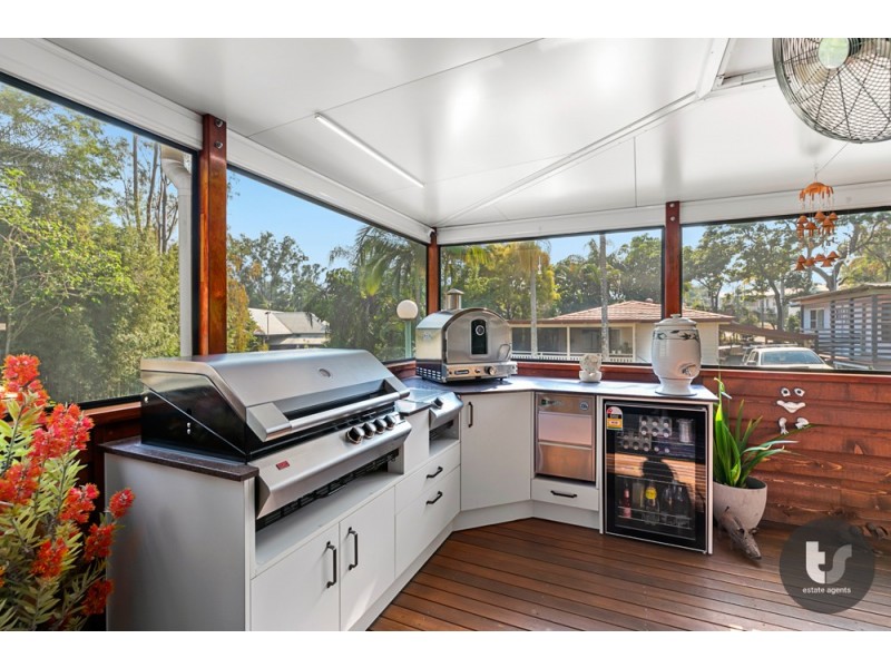4 Woodlands Drive, Stapylton QLD 4207