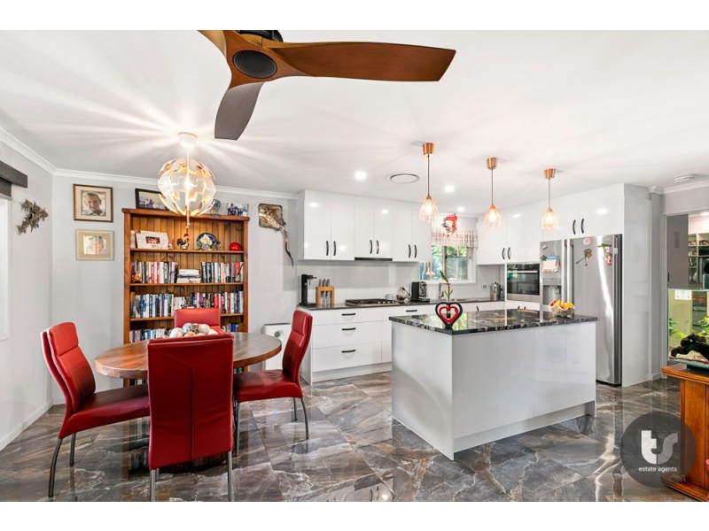 4 Woodlands Drive, Stapylton QLD 4207