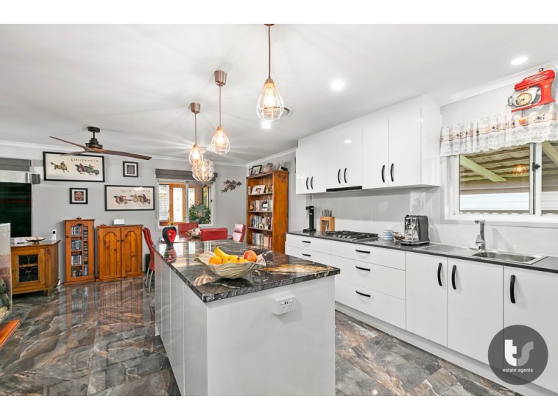 4 Woodlands Drive, Stapylton QLD 4207