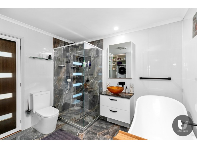 4 Woodlands Drive, Stapylton QLD 4207