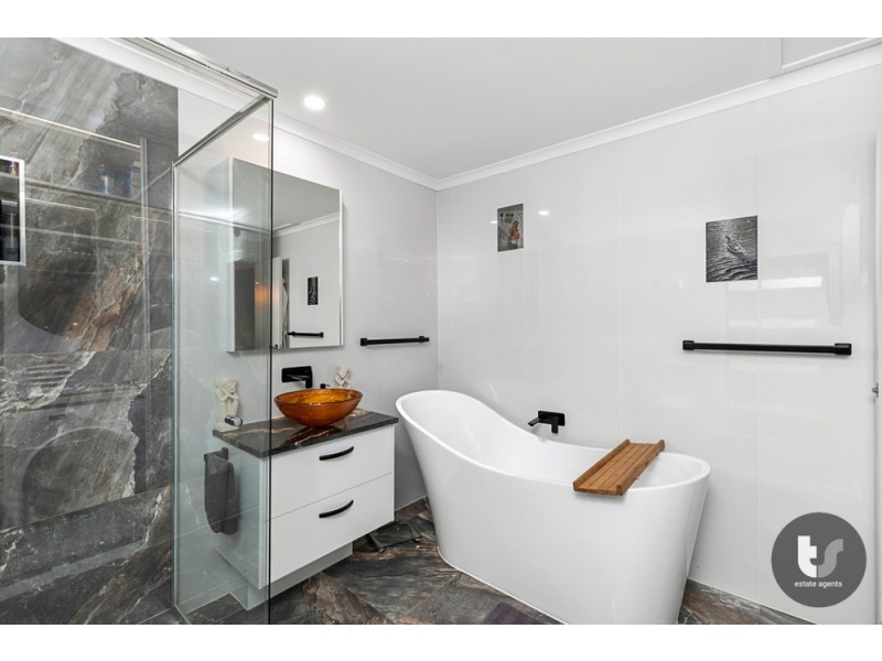 4 Woodlands Drive, Stapylton QLD 4207