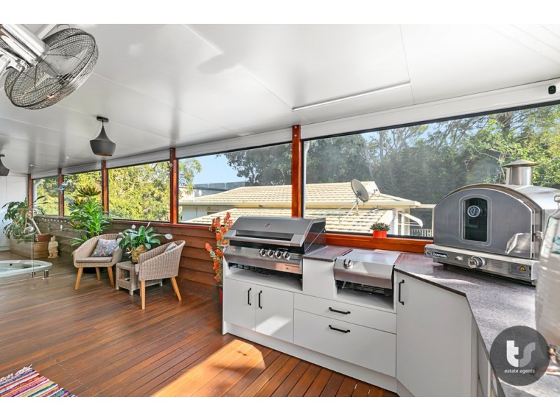 4 Woodlands Drive, Stapylton QLD 4207
