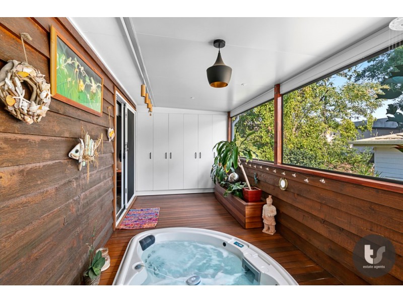 4 Woodlands Drive, Stapylton QLD 4207