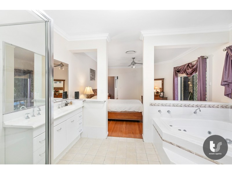 17 Jay Crescent, Redland Bay QLD 4165