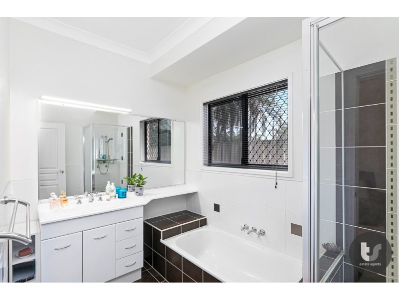 17 Jay Crescent, Redland Bay QLD 4165