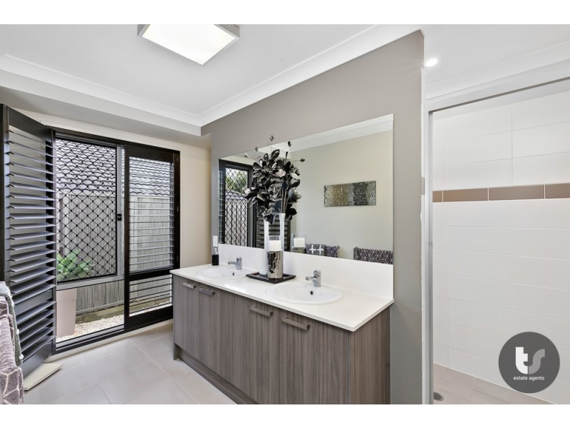 5 Amalia Street, Birkdale QLD 4159