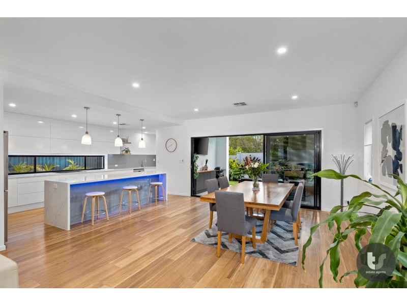 39 Nelson Place, Carindale QLD 4152