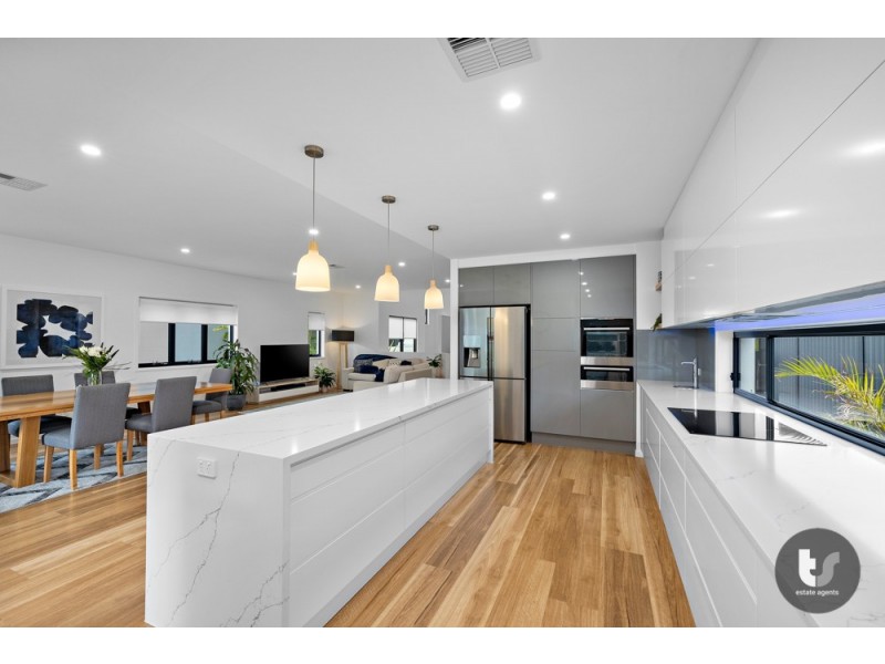 39 Nelson Place, Carindale QLD 4152