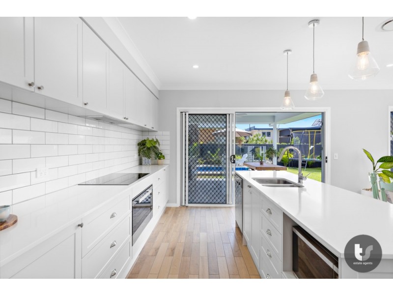 15 Simon Street, Victoria Point QLD 4165