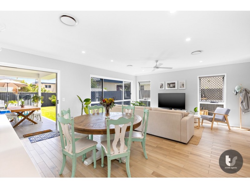 15 Simon Street, Victoria Point QLD 4165