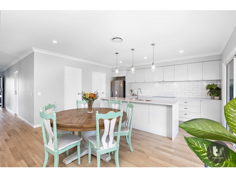 15 Simon Street, Victoria Point QLD 4165