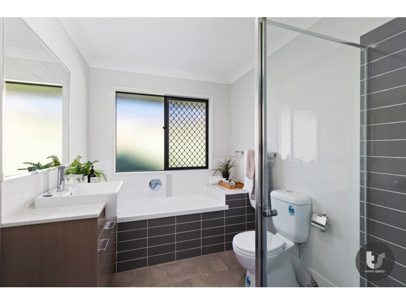 2/255 Colburn Avenue, Victoria Point QLD 4165