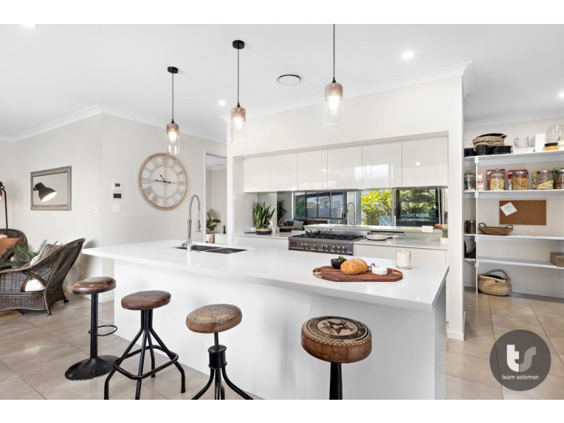 4 Paige Crescent, Wakerley QLD 4154