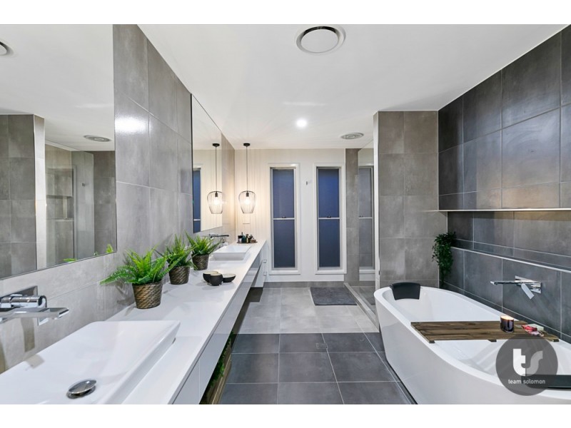 4 Paige Crescent, Wakerley QLD 4154