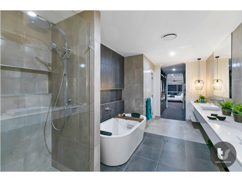 4 Paige Crescent, Wakerley QLD 4154