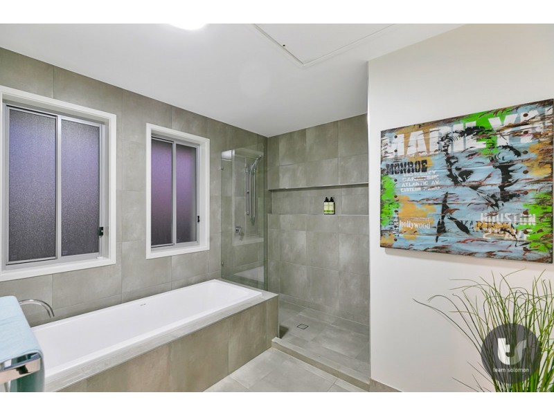4 Paige Crescent, Wakerley QLD 4154