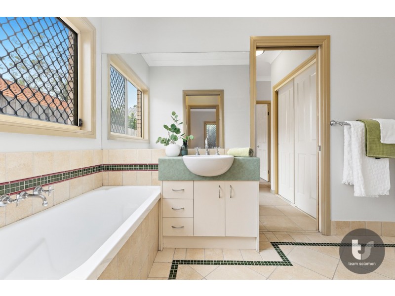 18 Hannam Crescent, Forest Lake QLD 4078