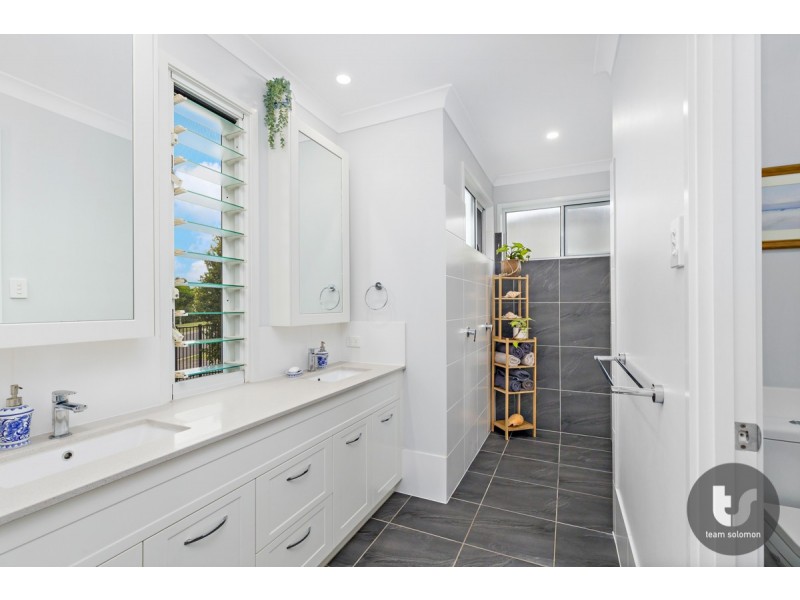 55 Bankswood Drive, Redland Bay QLD 4165