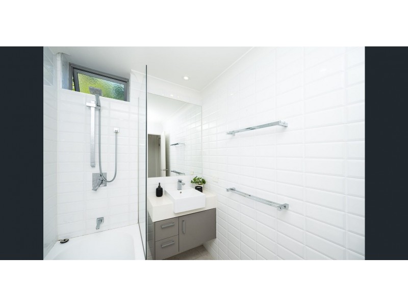 2/11 Wambool Street, Bulimba QLD 4171