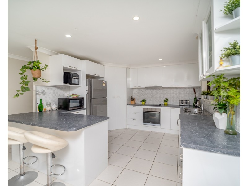 6 Watsonia Street, Redland Bay QLD 4165