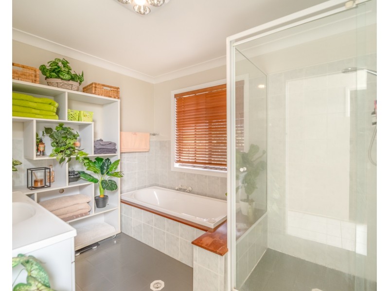 6 Watsonia Street, Redland Bay QLD 4165