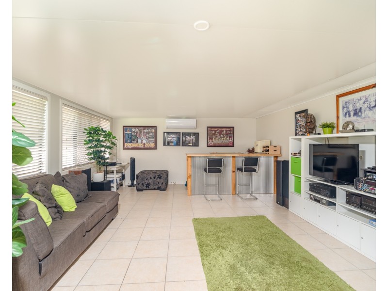 6 Watsonia Street, Redland Bay QLD 4165