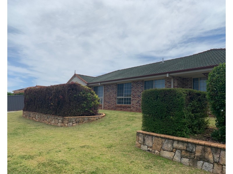 8 Courtney Place, Redland Bay QLD 4165