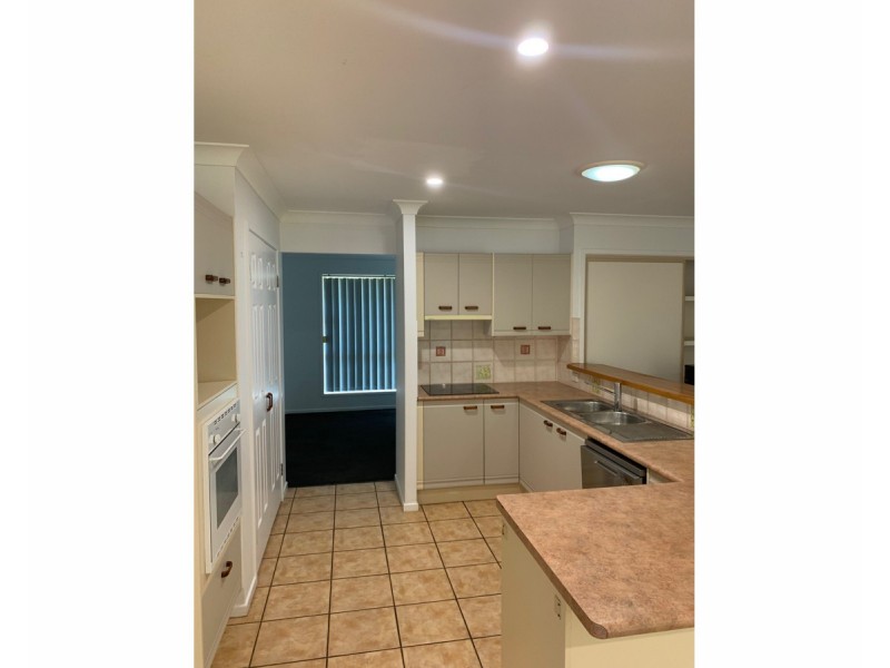 8 Courtney Place, Redland Bay QLD 4165