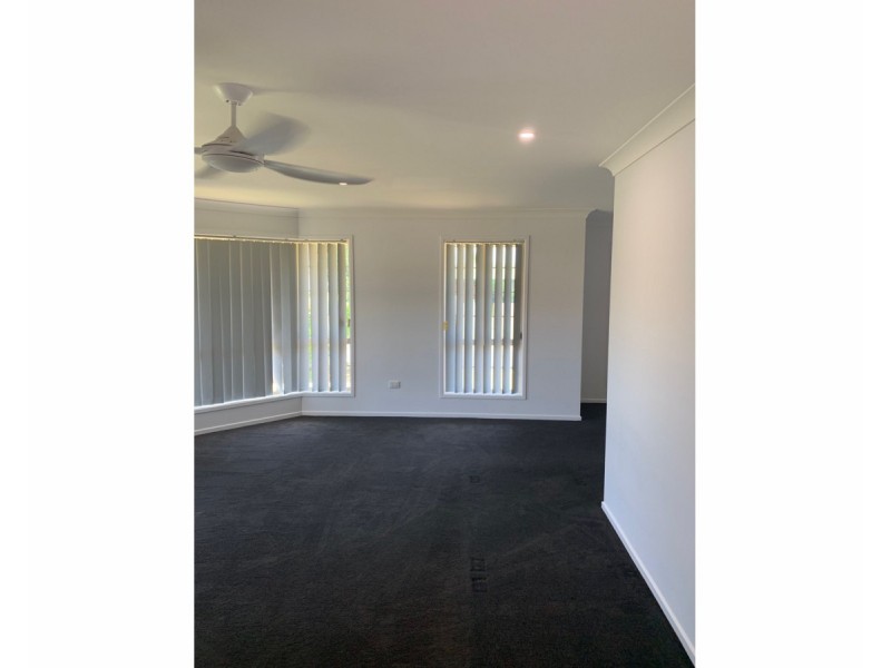 8 Courtney Place, Redland Bay QLD 4165