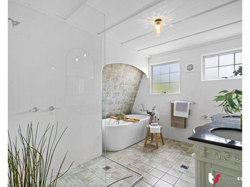 98 EAGLE HEIGHTS Road, Tamborine Mountain QLD 4272