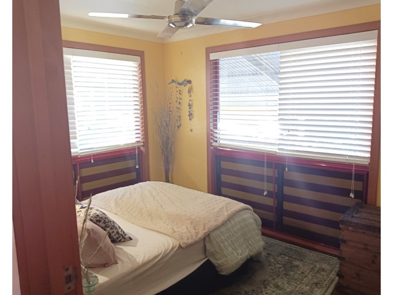 11 James Street, Coochiemudlo Island QLD 4184