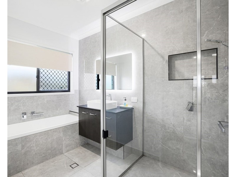 2 Daintree Court, Branyan QLD 4670