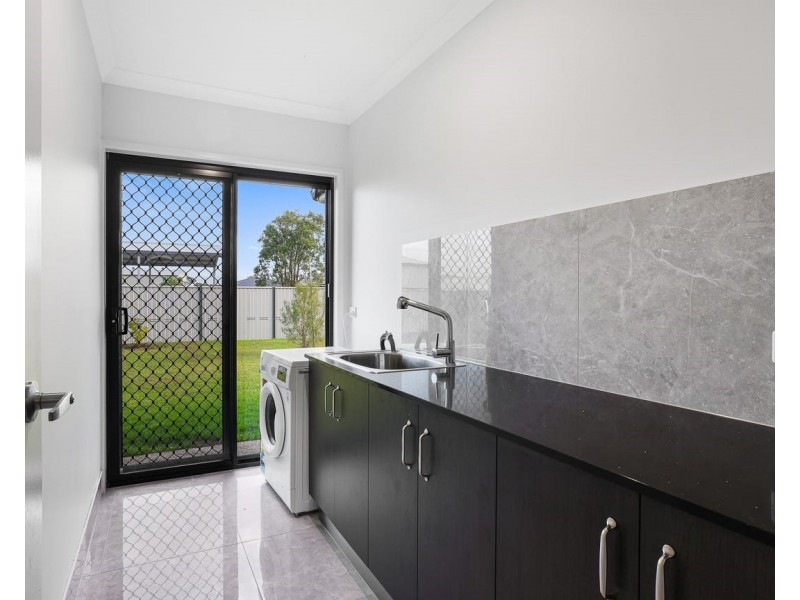 2 Daintree Court, Branyan QLD 4670