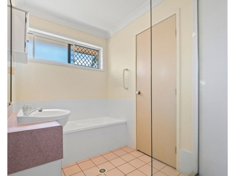 9 Cougers Court, Regents Park QLD 4118