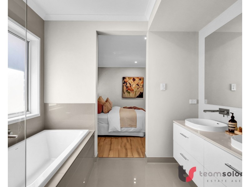 13 Bridgewater Crs, Redland Bay QLD 4165