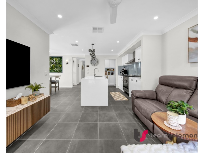 4 Brookside Close, Redland Bay QLD 4165