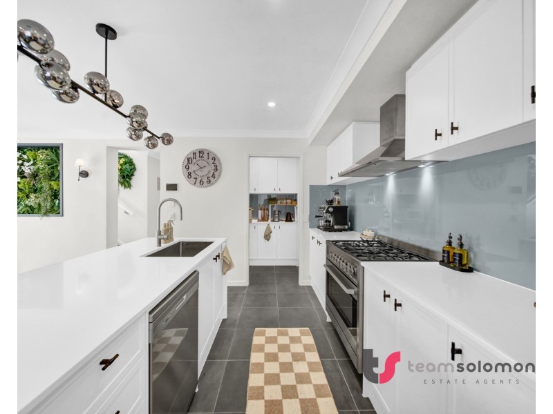 4 Brookside Close, Redland Bay QLD 4165