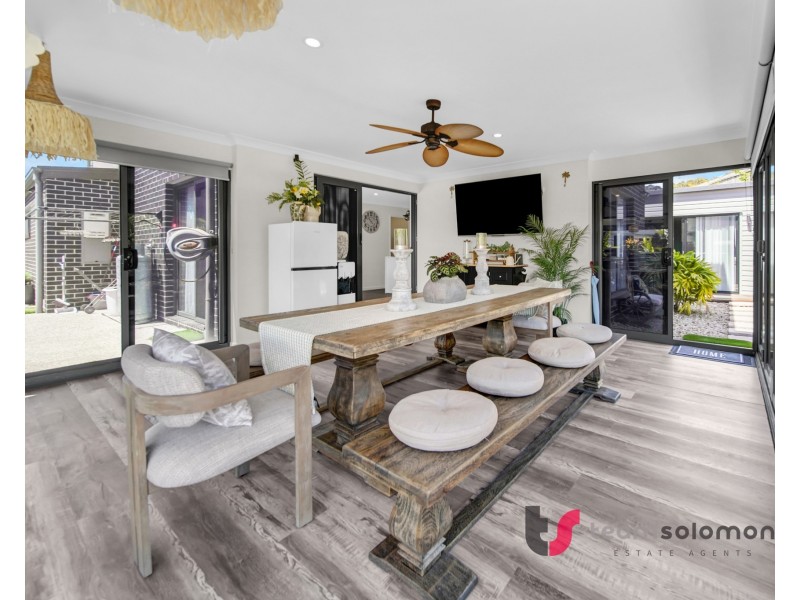 4 Brookside Close, Redland Bay QLD 4165