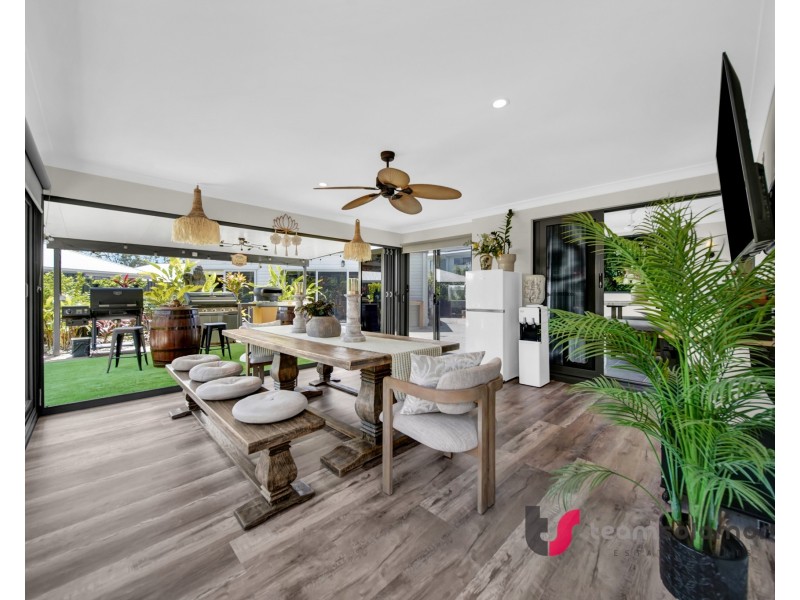 4 Brookside Close, Redland Bay QLD 4165