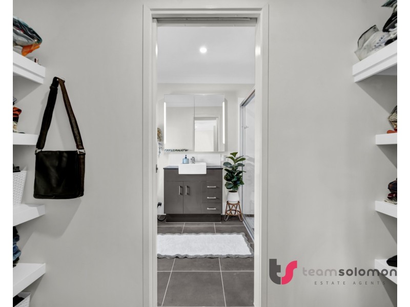 4 Brookside Close, Redland Bay QLD 4165