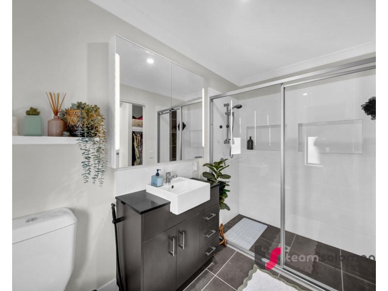 4 Brookside Close, Redland Bay QLD 4165