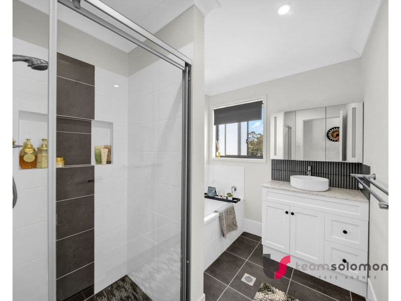 4 Brookside Close, Redland Bay QLD 4165